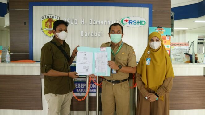 
 Salah satu keluarga pasien melahirkan dapat 3 dokumen kependudukan dari RSHD Barabai, Kamis (6/4/2023).