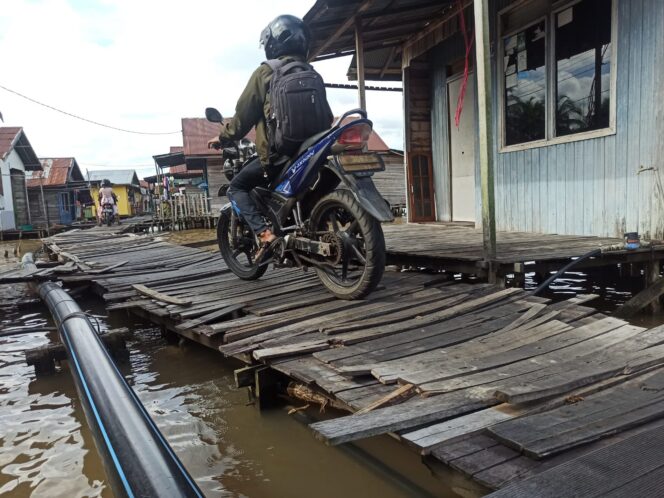 
 Menanggapi Permintaan Warga Mantuil Terhadap Perbaikan Jalan Titian, PUPR Minta Warga Bersabar