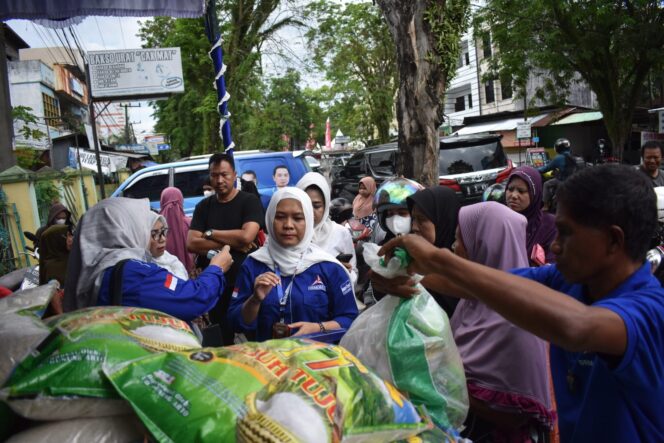 
 Srikandi Demokrat Kalsel Berbagi, Dengan Menggelar Pasar Murah, dan Bagi-Bagi Ratusan Takjil
