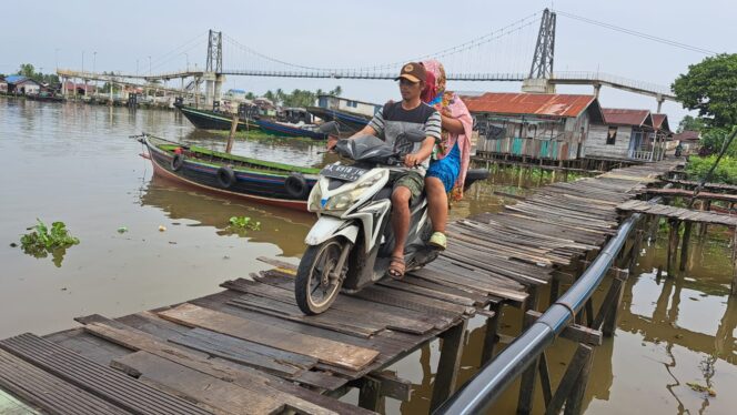 
 Kembali Memakan Korban, Arifin Janji Perbaikan Titian Pulau Bromo Rampung Semua di Tahun Ini