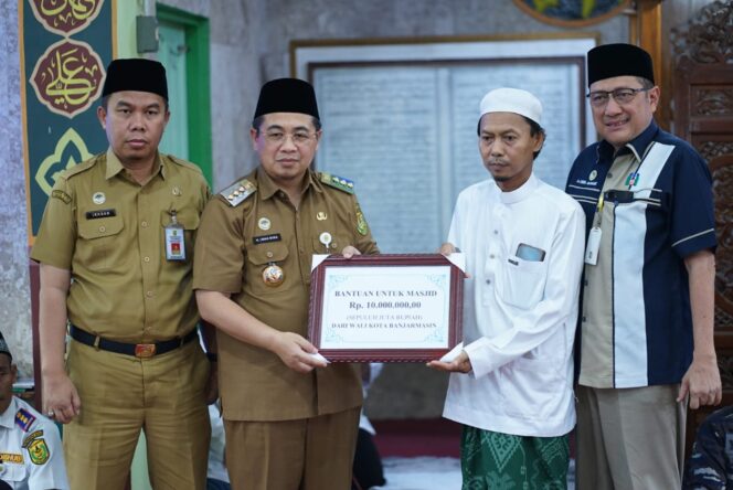 
 Lewat Safari Dzuhur Ramadhan, Pemko Banjarmasin Serahkan Bantuan Untuk Masjid Syuhada