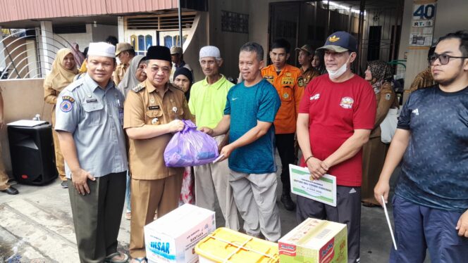 
 Wali Kota Serahkan Bantuan Bagi Korban Kebakaran di Pasar Lama