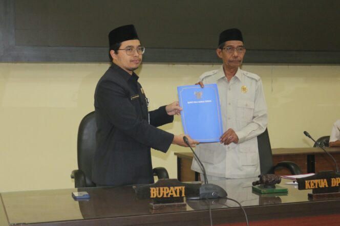 
 Bupati H Aulia Oktafiandi (kiri) menyerahkan berita acara Raperda inisiatif kepada Ketua DPRD HST, H Rahmadi (kanan) usai Rapat Paripurna, Rabu (5/4/2023).