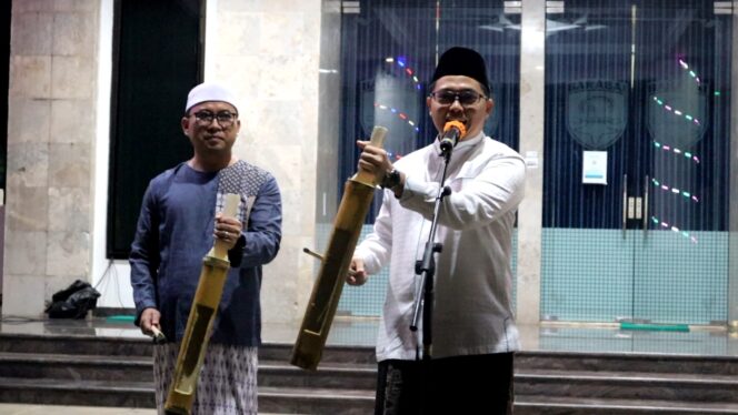 
 Bupati Aulia didampingi Kadisdik HST memukul pentungan tanda lomba bagarakan sahur resmi dibuka, Senin, (10/4/2023).
