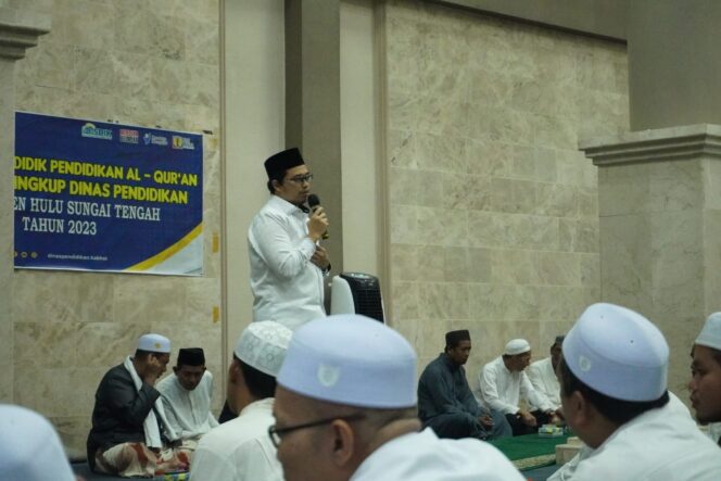 
 Bupati Aulia meberikan pesan kepada para pejabat di Pemkab HST sebelum melaksanakan ibadah di malam Nuzulul Quran, Jumat (7/4/2023).