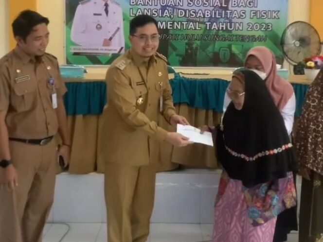 
 Bupati Aulia memyerahkan bantuan terncana tahap satu pada salah satu lansia asal Barabai, Selasa (11/4/2023).