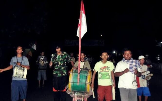 
 Ilustrasi membangunkan sahur oleh sekelompok pemuda