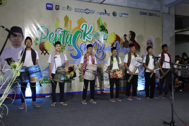 
 Penampilan Grup Bima Cili asal Kecamatan Haruyan berhasil meraih juara pertama lomba bagarakan sahur di HST, Selasa (11/4/2023) malam.
