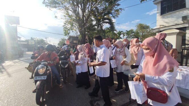 
 Berbagi Kebaikan di Bulan Ramadan, DPMPTSP Banjarmasin Bagikan Ratusan Takjil Kepada Pengguna Jalan