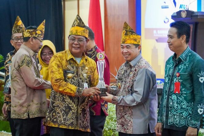 
 Ibnu Sina Terima Dua Penghargaan Sekaligus