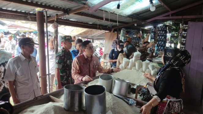 
 Bupati Aulia dan Forkopimda HST mengecek harga bapok di Pasar Keramat Barabai, Kamis (13/4/2023).