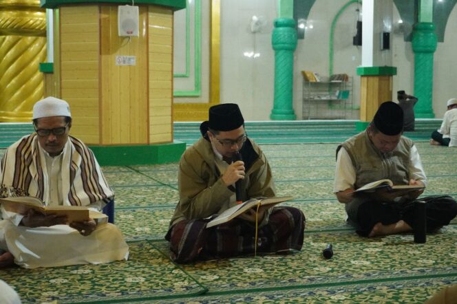 
 Bupati Aulia memimpin tadarusan di Masjid Agung Barabai, Jumat (14/4/2023).