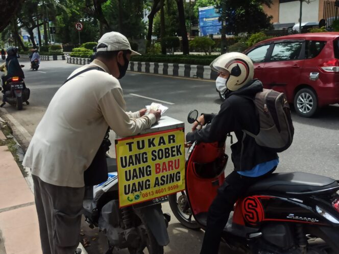 
 Sepekan Jelang Lebaran, Jasa Penukaran Uang di Banjarmasin Mulai Menjamur