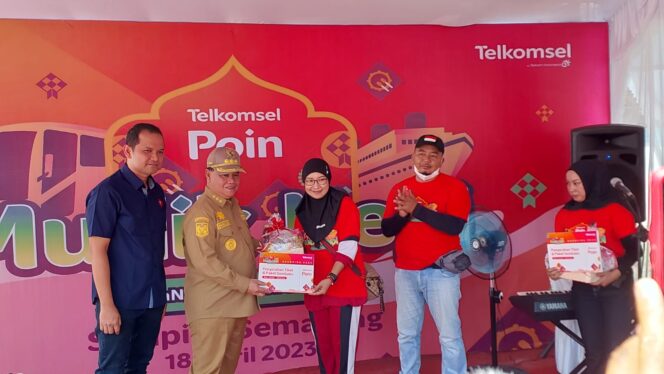 
 Salurkan Donasi Poin Pelanggan di Momen Ramadan 1444 H, Telkomsel Berangkatkan 200 Pemudik dari Sampit ke Kampung Halaman