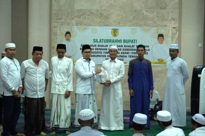
 Bupati Aulia menyalurkan paket Ramadan dari Baznas untuk para pejuang di Pemkab HST, Selasa (18/4/2023) malam.