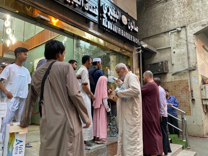 
 Di Akhir Ramadhan, Jemaah dan Dermawan di PT Ma’alì Bagikan Ribuan Takjil di Kota Mekkah
