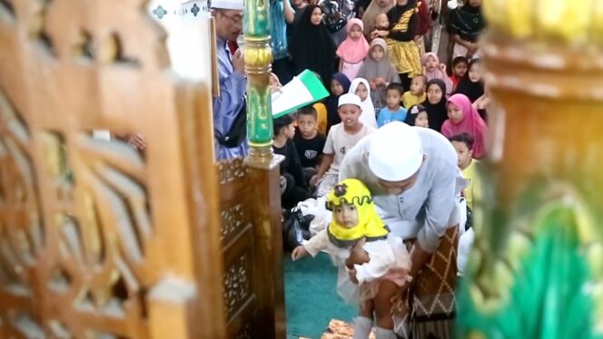 
 Tradisi Batumbang Apam pada 2022 lalu di Pajukungan, balita-anak dipijakkan di mimbar masjid (25/4/2023).