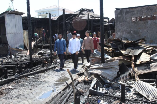 
 Bupati Aulia bawa pasukan kunjungi korban kebakaran di Mandingin, Minggu (23/4/2023).