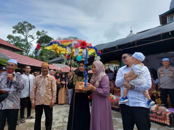 
 Bupati Aulia dan Cheri bawa anak ikut Batumbang Apam di Masjid Al Munawarrah, Desa Pajukungan, Kecamatan Barabai, Selasa (25/4/2023).