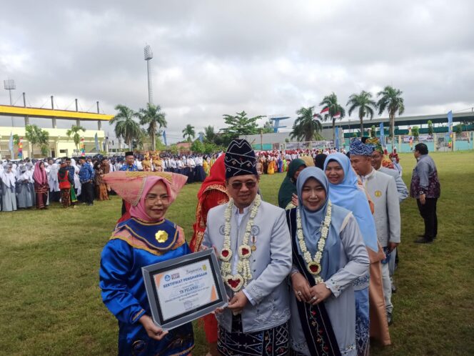 
 Meriahkan Peringatan Hardiknas 2023, Siswa dan Guru Kenakan Baju Adat Berbagai Daerah