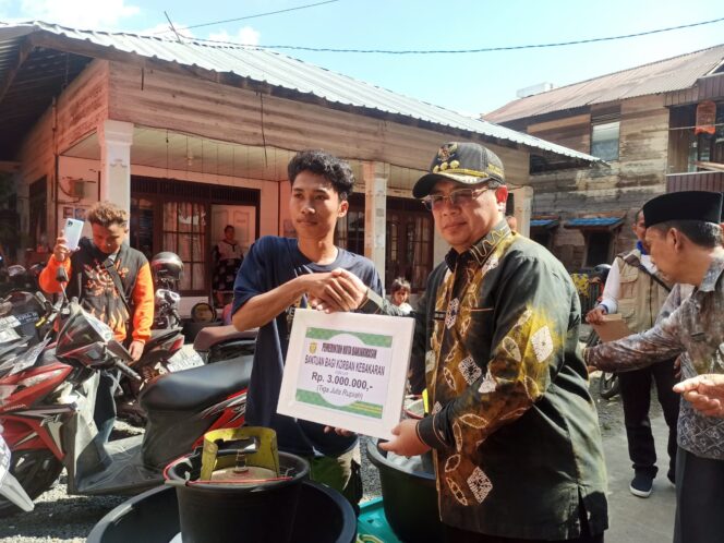 
 Puluhan KK Korban Kebakaran di Kelurahan Gedang Terima Bantuan dari Pemko Banjarmasin