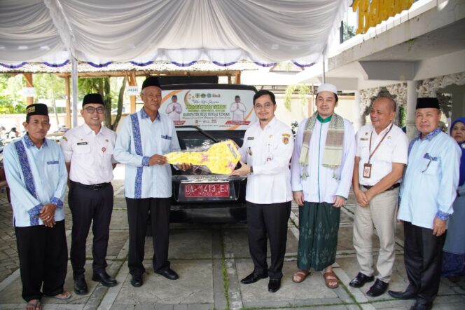 
 Bupati Aulia menyerahkan bantuan operasioan kepada BKPMRI HST usai halal bihalal di Balai Rakyat HST, Rabu (3/5/2023).