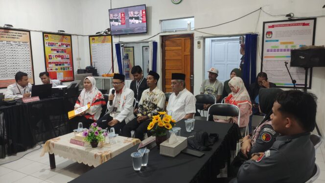 
 Rombongan PKS HST menyerahkan dokumen pengajuan Bacaleg ke KPU setempat, Senin (8/5/2023) siang.