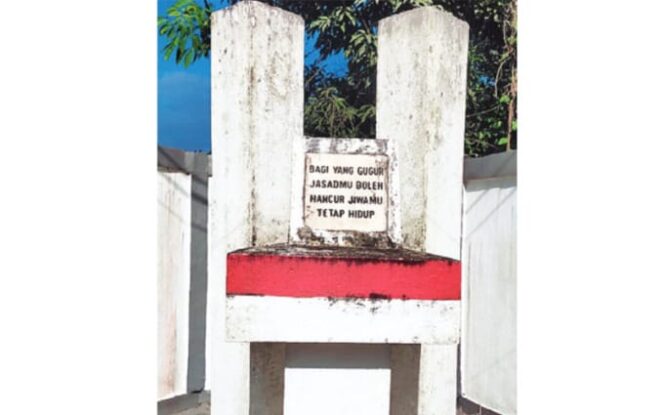 
 Monumen pertempuran Hambawang Pulasan di pinggir jalan Desa Telang-Haur Gading BAU HST.