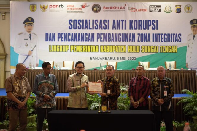 
 Bupati Aulia saat membuka sosialisasi anti korupsi di Grand Daffam Q Hotel Banjarbaru, Jumat (5/5/2023).
