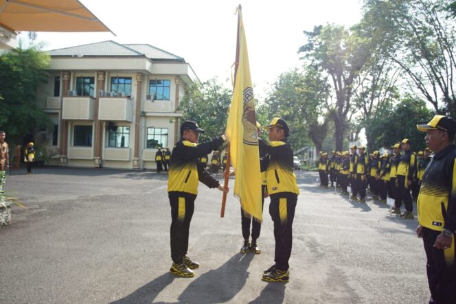 
 Prosesi penyerahan bendera Kontingen HST menuju POPDA Kalsel 2023 oleh Wabup Mansyah Sabri di halaman Kantor Bupati, Selasa (23/5/2023).