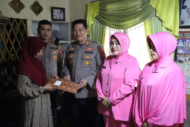 
 Kapolres AKBP Jimmy dan PJU Polres HST beri tali asih kepada korban pencabulan, Jumat (26/5/2023).