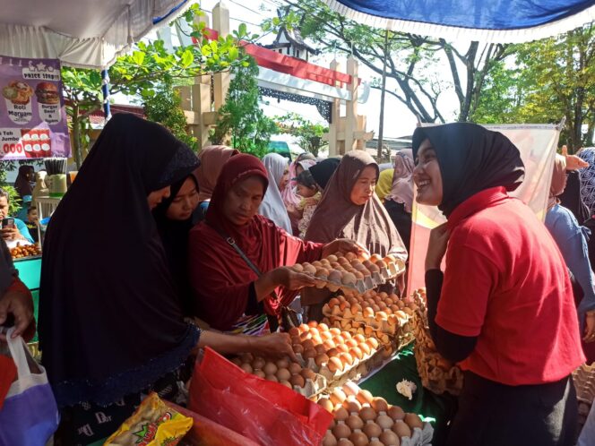 
 Komoditi Telur Ayam Diserbu Ibu-ibu di Pasar Murah