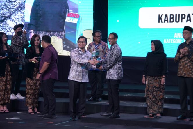 
 Bupati Aulia menerima penghargaan Anugerah Merdeka Belajar dari Mendikbudristek, Nadiem di Gedung Kesenian Tri Murti Yogyakarta, Senin (29/05/2023) sore.