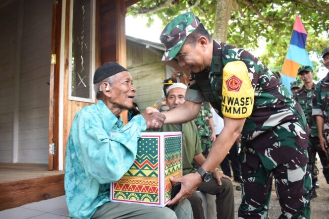 
 Brigjen TNI Hariyanto memberi bingkisan kepada pemilik rumah tidak layak huni di  lokasi sasaran TMMD, Selasa (30/5/2023).