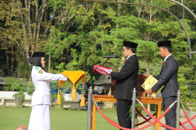 
 Bupati Aulia saat memimpin Upacara Harlah Pancasila sekaligus menyampaikan amanah Presiden Joko Widodo di Lapangan Dwi Warna Barabai, Kamis (1/6/2023).