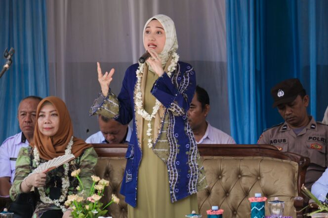 
 Cheri Bayuni Budjang memaparkan penanganan stunting saat lounching dengan gelaran Roadshow dan Konvergensi di halaman Kantor Camat BAU, Rabu(31/5/2023).