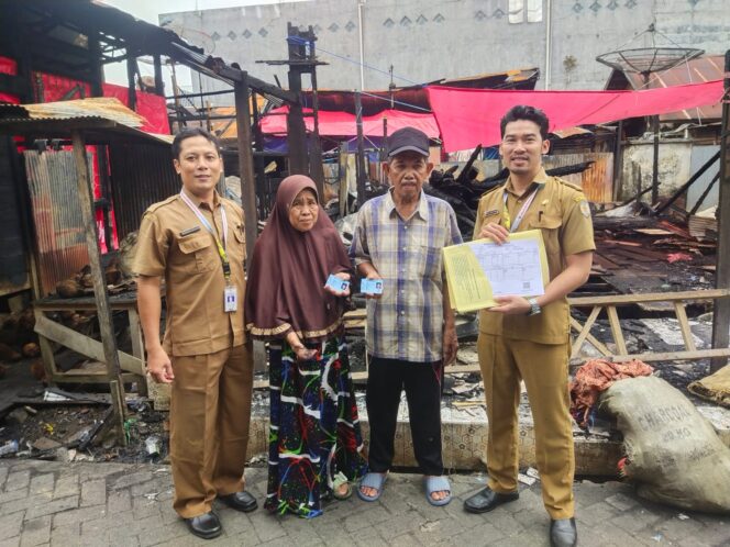 
 Gerak Cepat Disdukcapil HST Bantu Korban Kebakaran
