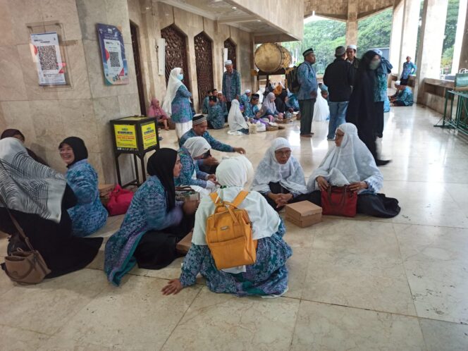 
 562 Jemaah Calon Haji Banjarmasin Kloter 7 Dilepas Wakil Walikota Arifin Noor