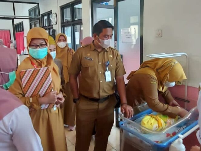 
 Temuan Bayi di Teras Langgar, Dinsos HST Ambil Alih Perawatan