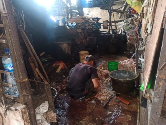 
 Pengambil upah potong ayam tengah membersihkan ayam di RPU lama dengan kondisi sudah tak layak karena kumuh. (Foto hamdiah)