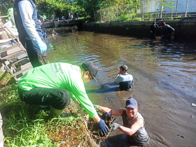 
 Lawan Polusi Sampah Plastik, DLH Banjarmasin Bersih- Bersih Sungai