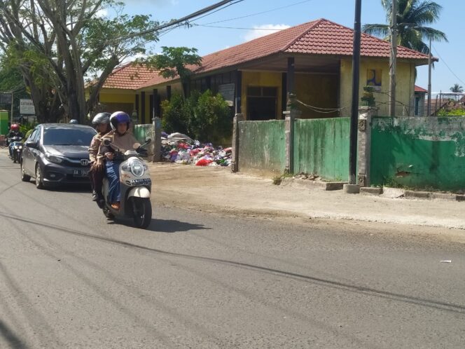 
 TPS HKSN Overload, Sampah Material Bangunan Menambah Tumpukan Sampah Meluber ke Jalan