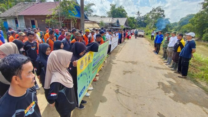 
 Momen Hari Lingkungan Hidup, DLHP HST dan Relawan Bersih-Bersih Sungai