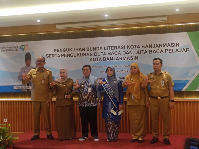 
 Wali Kota Kukuhkan Bunda Literasi dan Duta Baca Pelajar Kota Banjarmasin, Ibnu : Diharapkan Dapat Berperan Dorong Minat Baca