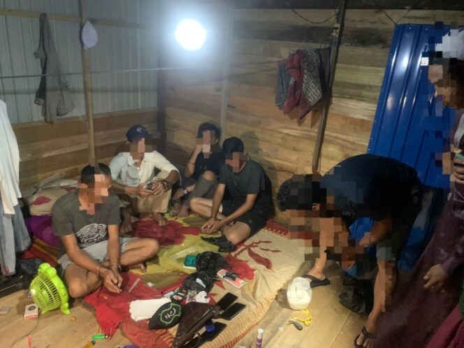 
 Anggota Polres HST menggerebek rumah pelaku tindak pidana narkotika di Rantau Bujur LAU, Senin (12/6/2023) sore.