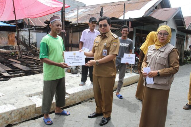 
 Bupati Aulia turun langsung menyerahkan bantuan untuk korban kebakaran di Barabai Utara dan Nateh, Selasa (13/6/2023).