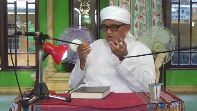 
 KH Muchtar HS saat memimpin pengajian Kitab Ihya Ulumuddin./Foto: istimewa.