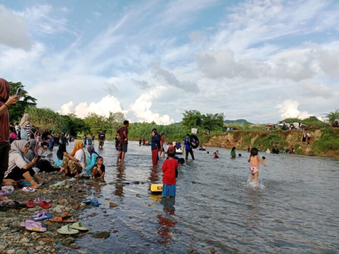 
 Sempat Dilibas Banjir, Wisata Pulau di Tengah Desa Anduhum HST Tetap Ramai