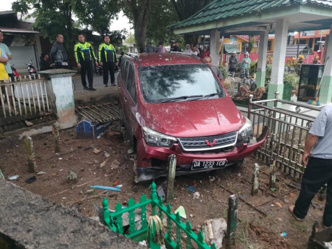 
 Wuling masuk kuburan di Telaga Air Mata Kelurahan Barabai Barat HST, Selasa (20/6/2023).