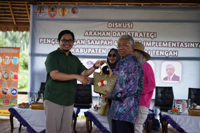 
 Masalah Sampah di HST, Bupati Aulia: Jadilah Agen Perubahan